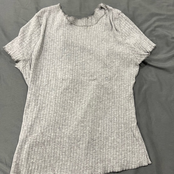 Grey ribbed shirt with short sleeves. - Picture 2 of 2